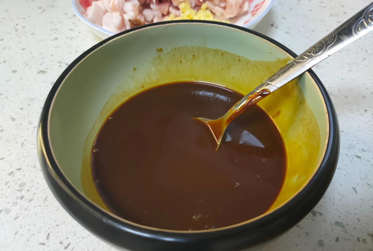 做炸酱面，用甜面酱还是干黄酱？教你地道做法，酱香浓郁不腻口
