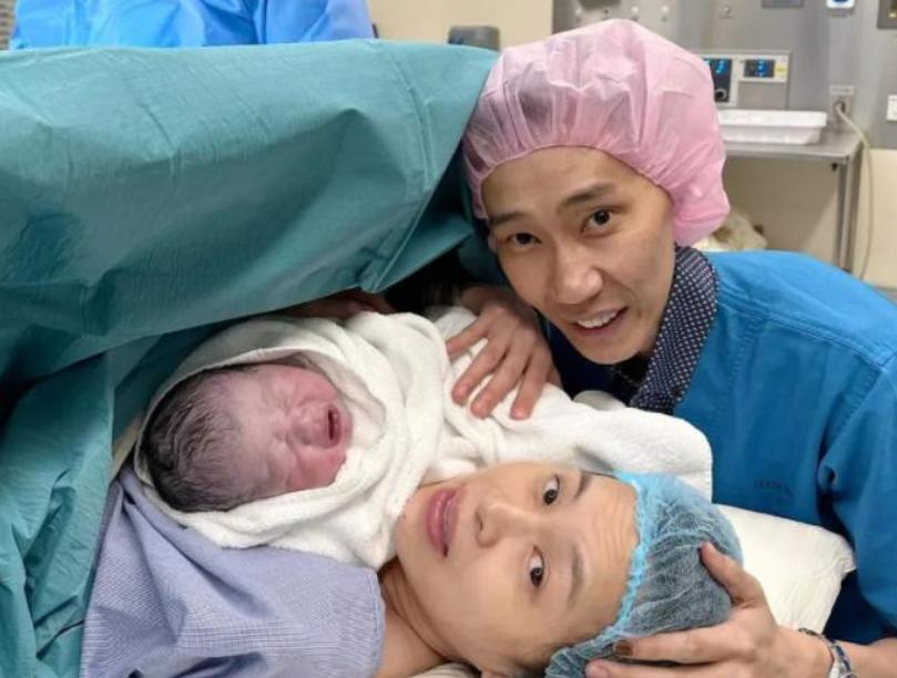 李宗伟官宣四胎女儿出生，癌症康复后生一儿一女，比林丹还幸福