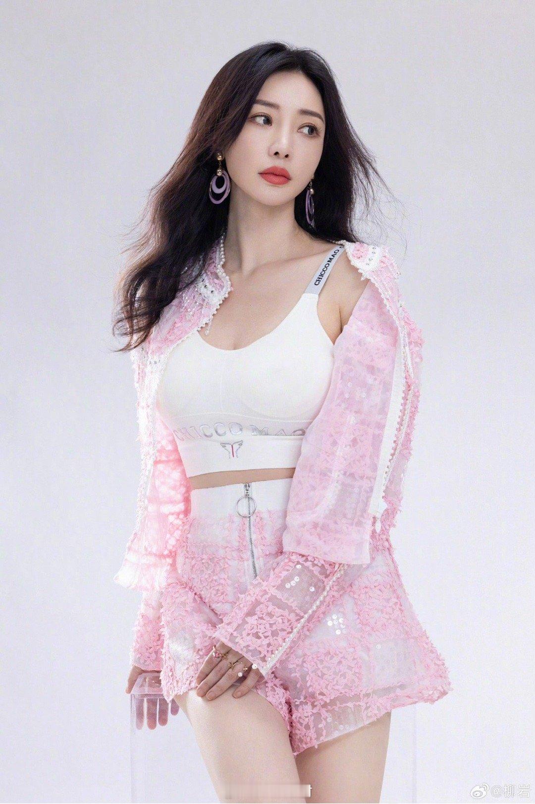 柳岩粉蕾丝套装甜飒吸睛，浪漫穿搭尽显轻熟魅力