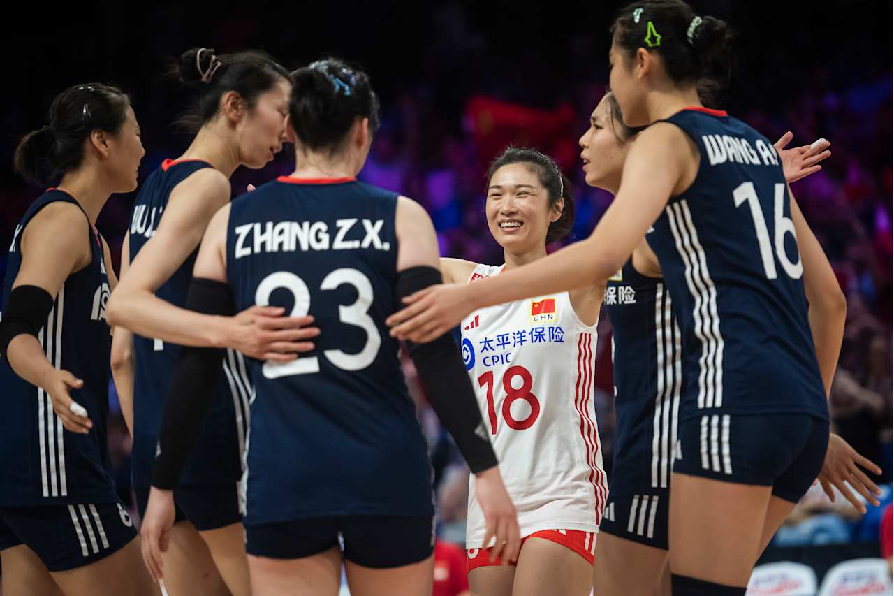 中国女排掀翻美国 赵勇启用新人 龚翔宇伤退 吴梦洁27分 庄宇珊41扣
