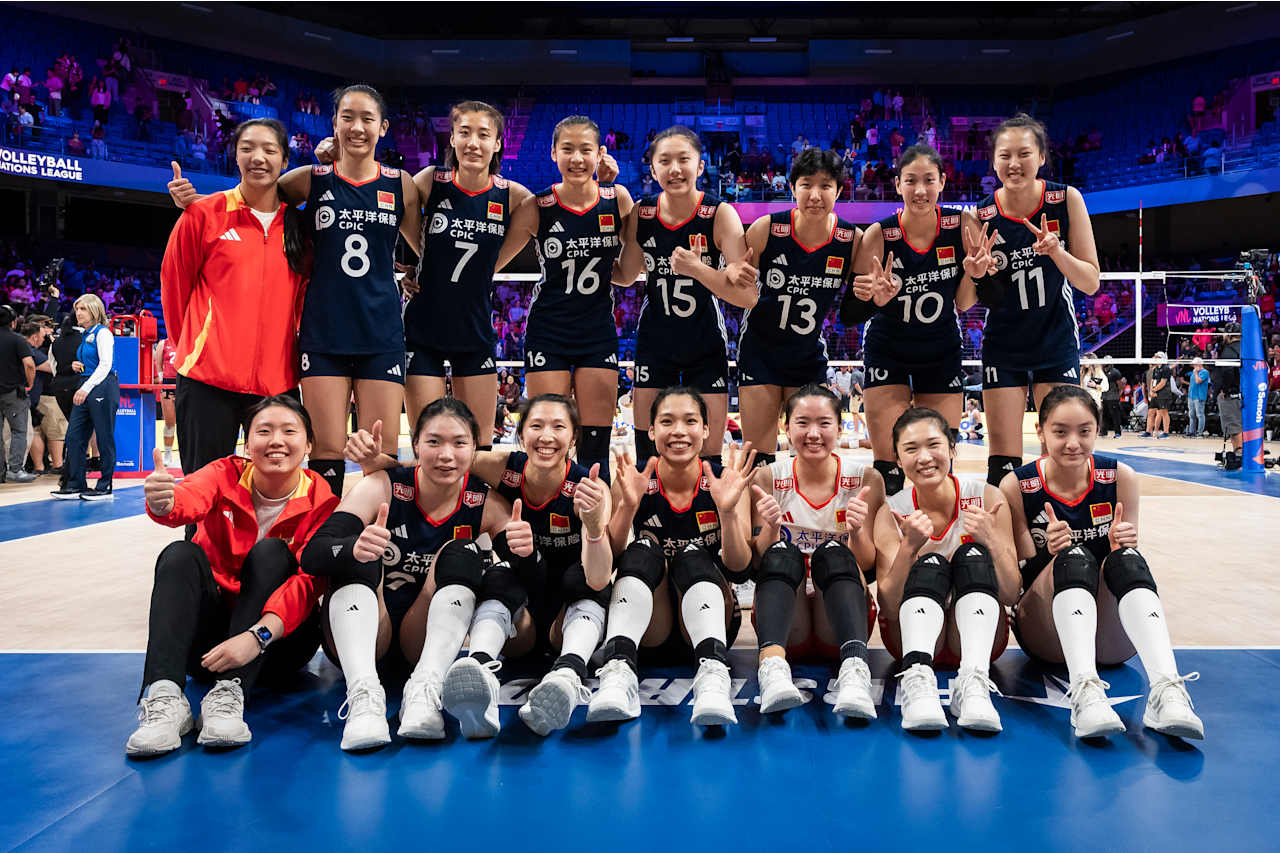 中国女排掀翻美国 赵勇启用新人 龚翔宇伤退 吴梦洁27分 庄宇珊41扣