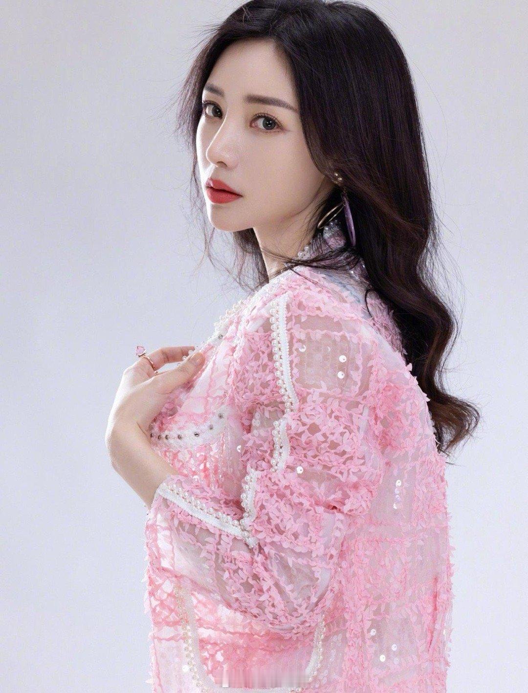 柳岩粉蕾丝套装甜飒吸睛，浪漫穿搭尽显轻熟魅力