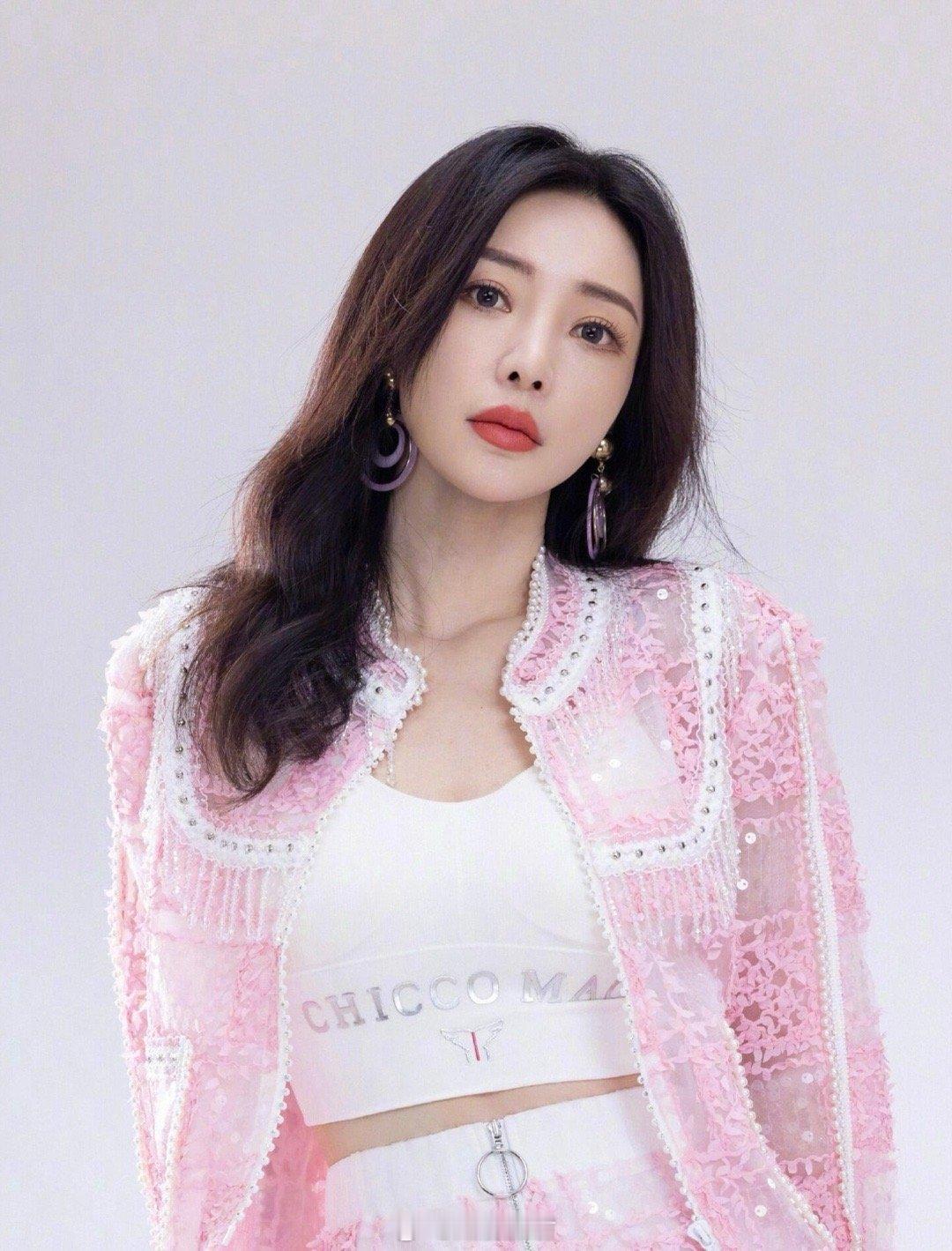 柳岩粉蕾丝套装甜飒吸睛，浪漫穿搭尽显轻熟魅力