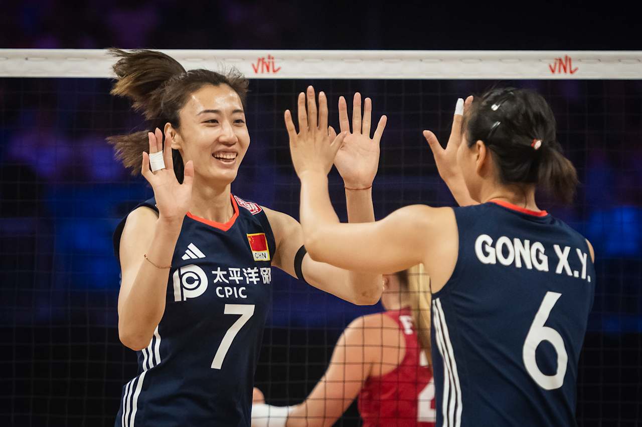 中国女排掀翻美国 赵勇启用新人 龚翔宇伤退 吴梦洁27分 庄宇珊41扣