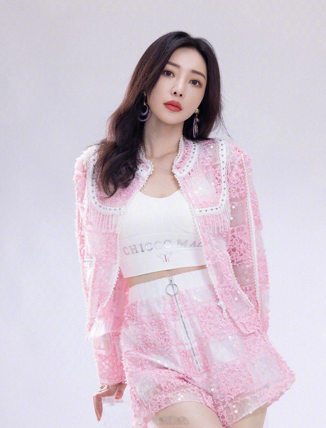 柳岩粉蕾丝套装甜飒吸睛，浪漫穿搭尽显轻熟魅力