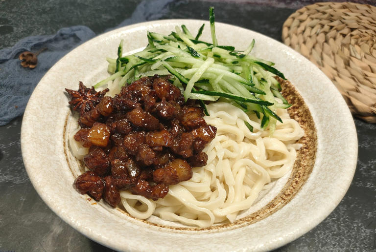 做炸酱面，用甜面酱还是干黄酱？教你地道做法，酱香浓郁不腻口