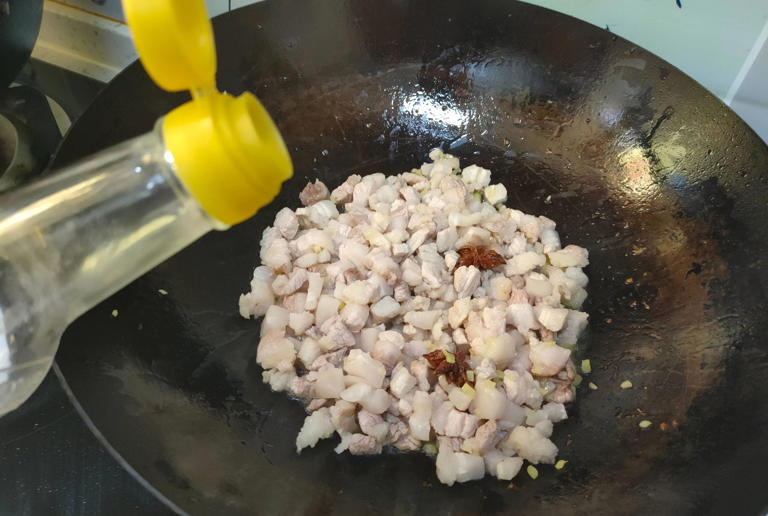 做炸酱面，用甜面酱还是干黄酱？教你地道做法，酱香浓郁不腻口