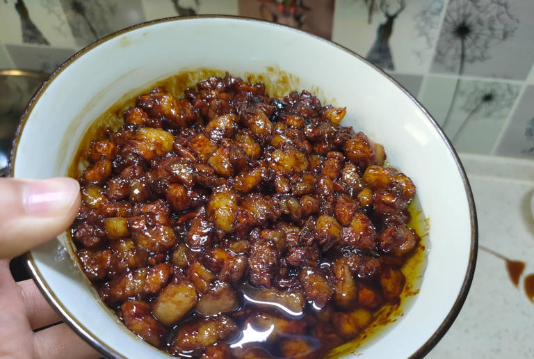 做炸酱面，用甜面酱还是干黄酱？教你地道做法，酱香浓郁不腻口