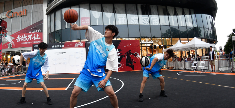 成都这场街头篮球赛 让全年龄段的人都上头