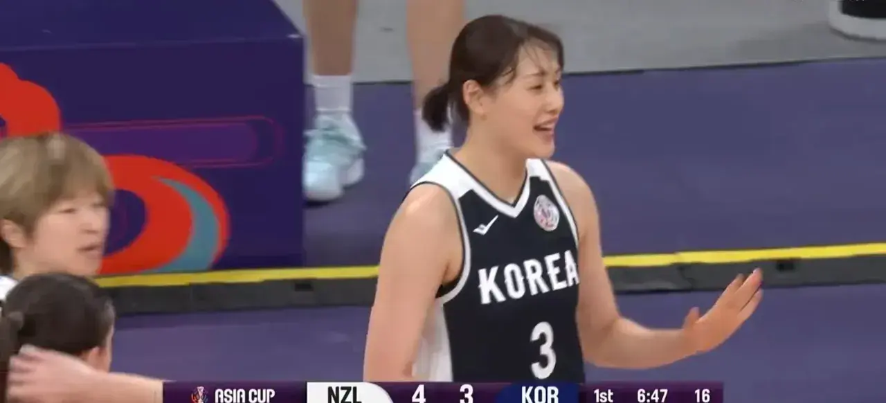 女篮亚洲杯积分榜，韩国女篮2分压哨险胜，明日中韩大战争榜首