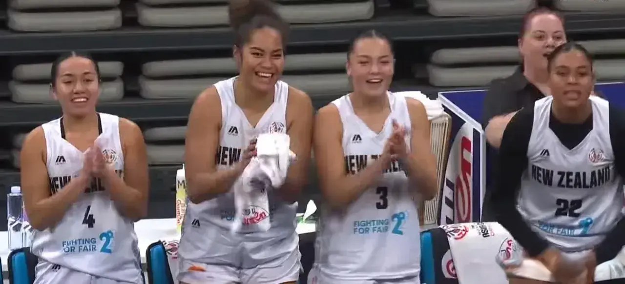 女篮亚洲杯积分榜，韩国女篮2分压哨险胜，明日中韩大战争榜首