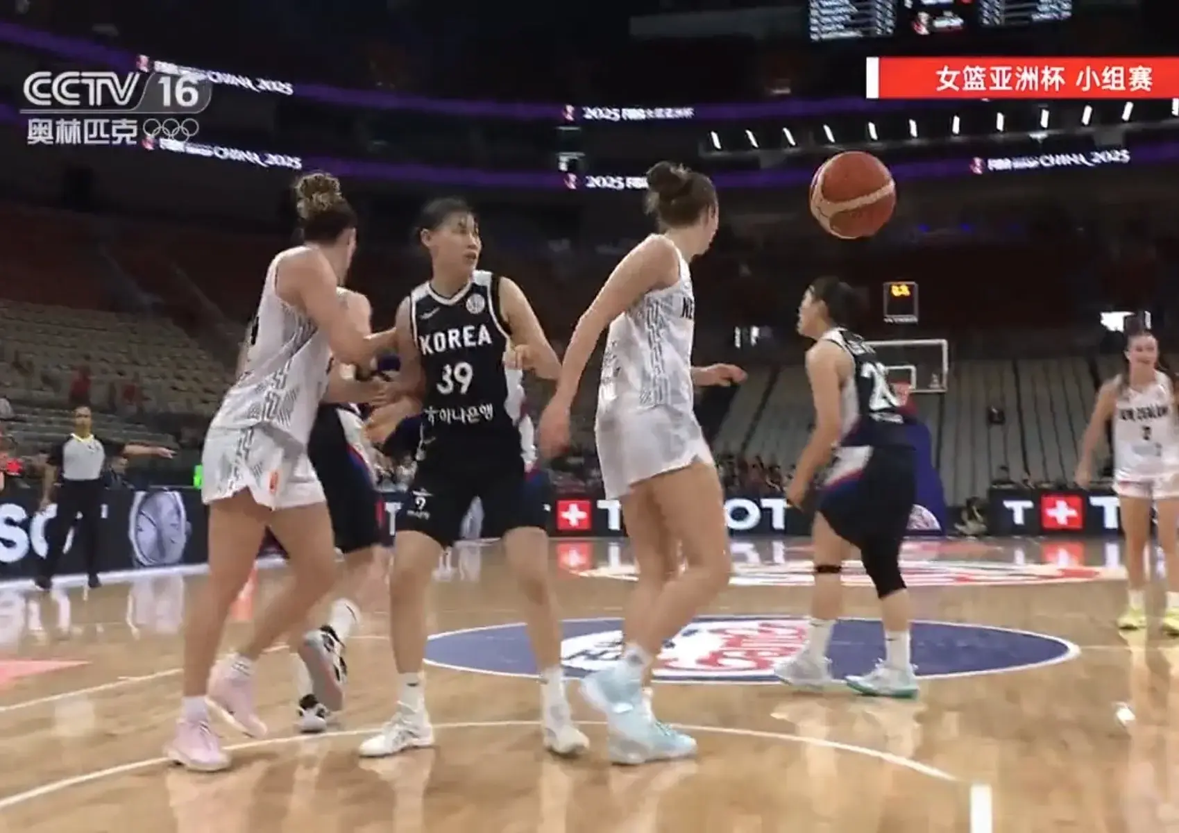 韩国女篮和新西兰打得难分难解，新西兰小动作太多，要保护张子宇