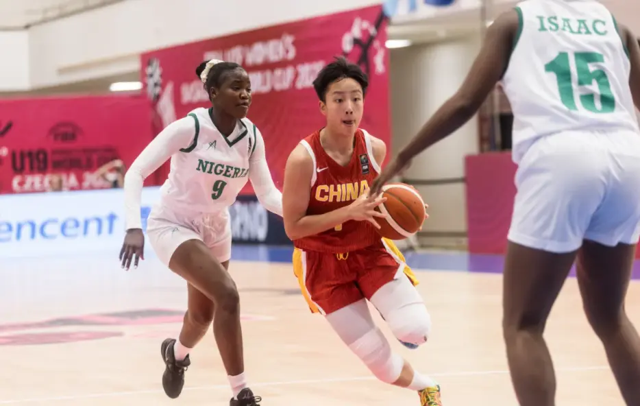 女篮1米75小后卫比张子宇还猛？场均拼下11板：国家队该考虑她了