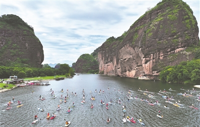 龙虎山第四届全国桨板精英大赛举行