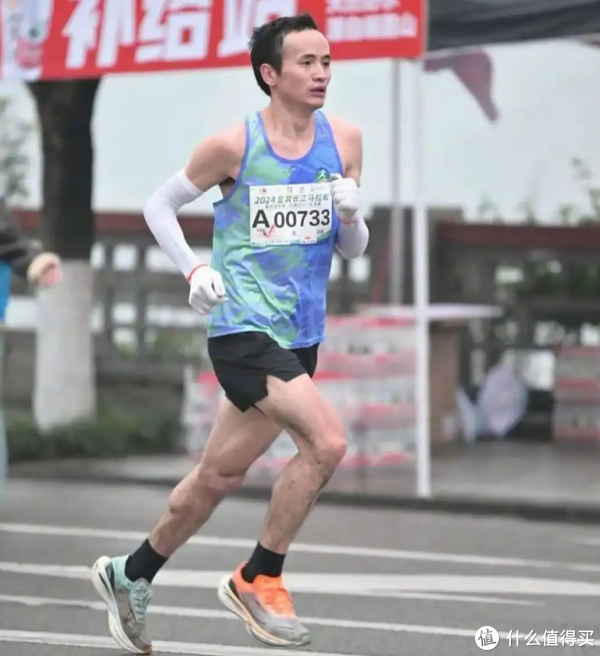 六盘水马拉松亚军黄仁伟月跑近千公里，是否值得业余爱好者效仿?