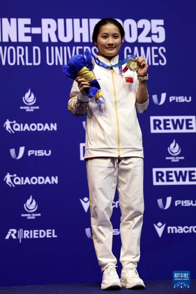 大运会——跳水：王伟莹、屈芷欣分获女子三米板冠亚军