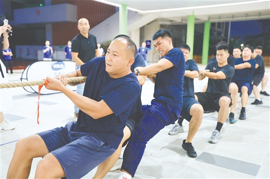 夏夜赛场 “绳”采飞扬