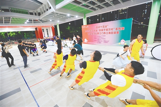 夏夜赛场 “绳”采飞扬