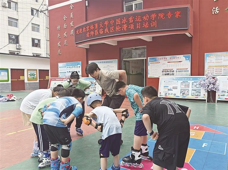 体大师生赴我市开展冰雪运动推广活动