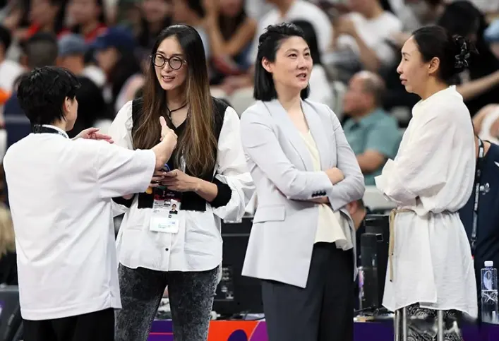 她曾被誉为女篮第一美女，46岁亮相依然年轻漂亮，那一抱令人泪目