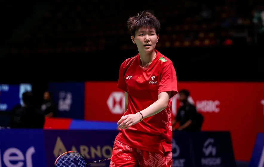 国羽00后小花，挑落前世界第一！韩千禧2-0晋级，下轮挑战师姐