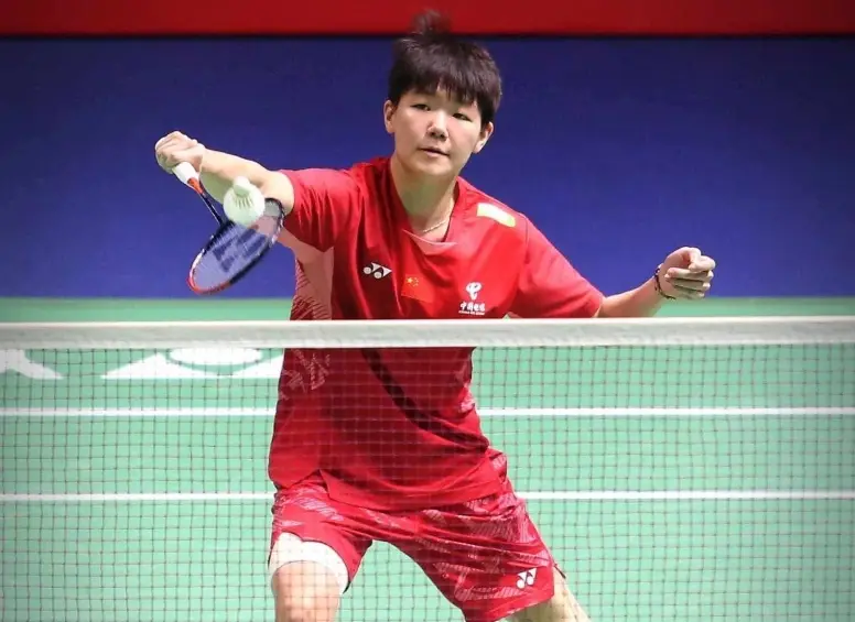 国羽00后小花，挑落前世界第一！韩千禧2-0晋级，下轮挑战师姐