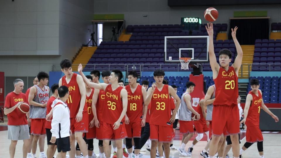 中国男篮最强阵容？从23人裁掉11人，杨瀚森压力会很大！