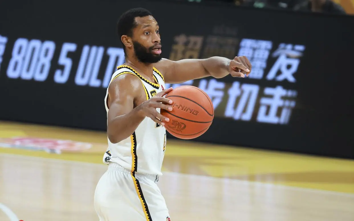 挤掉弗格！32岁外援留在辽篮，场均21+3.7+4，两个优势不可替代