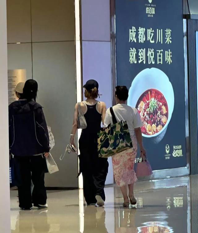赵露思和友人逛街，双眼无神头发乱的像鸡窝，戴口罩也遮不住疲惫