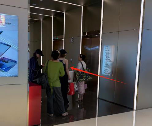 赵露思和友人逛街，双眼无神头发乱的像鸡窝，戴口罩也遮不住疲惫