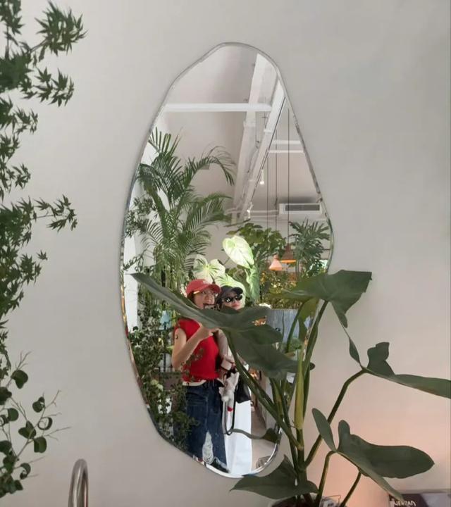 陈梦晒出自己与女星宋茜逛街照片，通过黄晓明她收获大把明星朋友