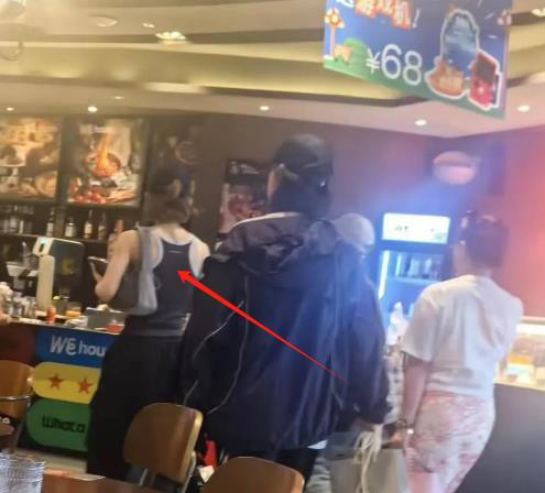 赵露思和友人逛街，双眼无神头发乱的像鸡窝，戴口罩也遮不住疲惫