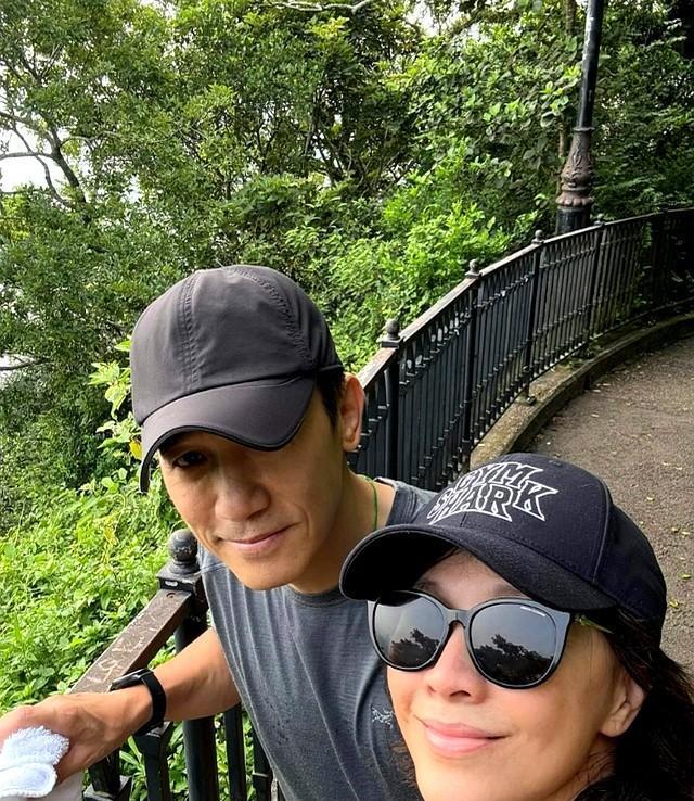 刘嘉玲素颜晨跑状态惊人！影帝梁朝伟默默陪跑，爱情保鲜秘诀曝光