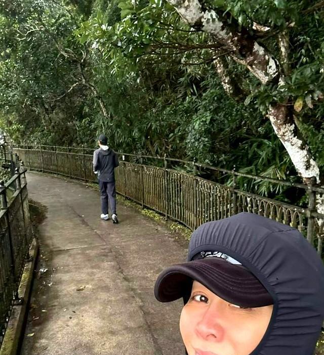 刘嘉玲素颜晨跑状态惊人！影帝梁朝伟默默陪跑，爱情保鲜秘诀曝光