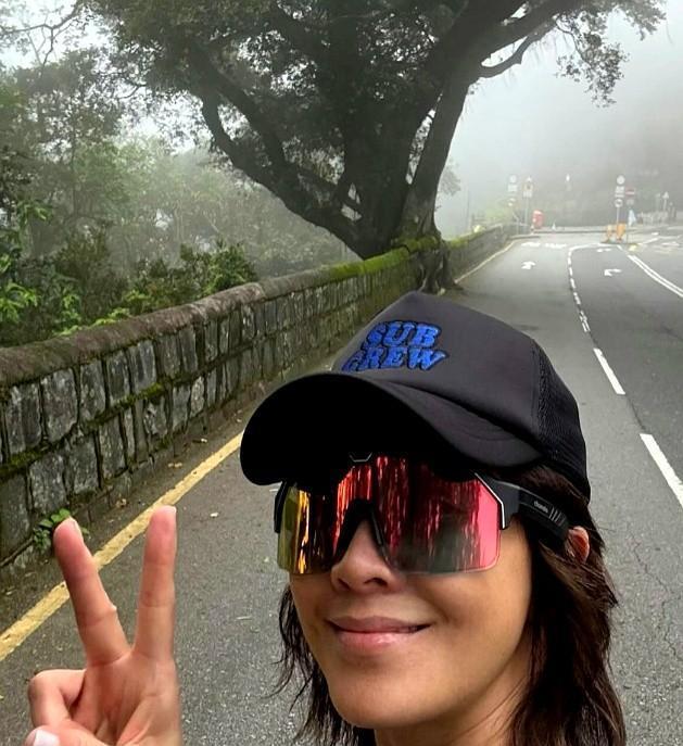 刘嘉玲素颜晨跑状态惊人！影帝梁朝伟默默陪跑，爱情保鲜秘诀曝光