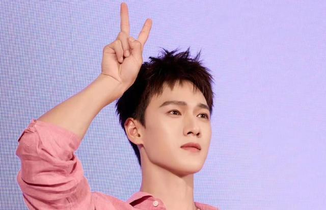 李昀锐真好哄，玩游戏被骗了后，却依旧帮范丞丞说话