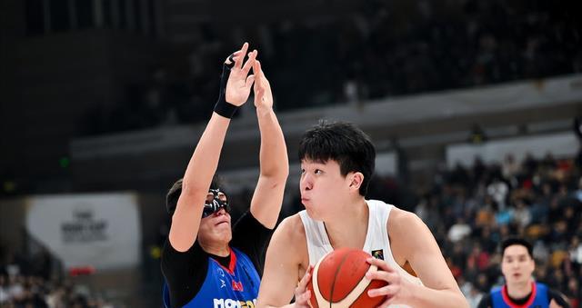 杨瀚森回归！亚洲杯中国男篮三大中锋正式确定，平均年龄只有21岁