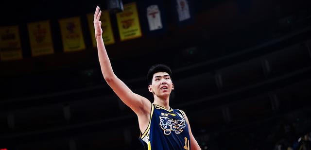 杨瀚森回归！亚洲杯中国男篮三大中锋正式确定，平均年龄只有21岁