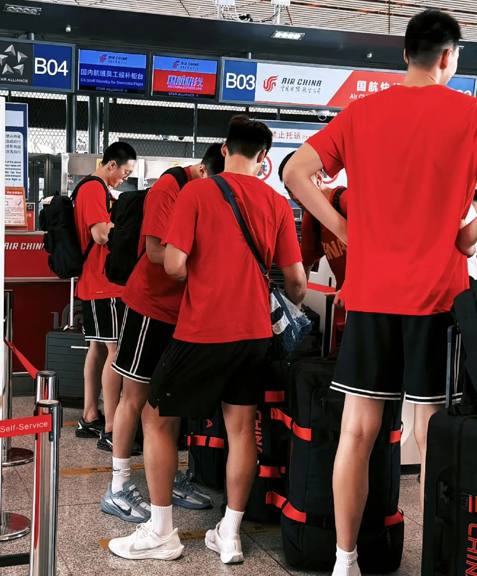 中国男篮前往杭州准备热身赛，曾凡博确定退出，周琦刚去美国治伤