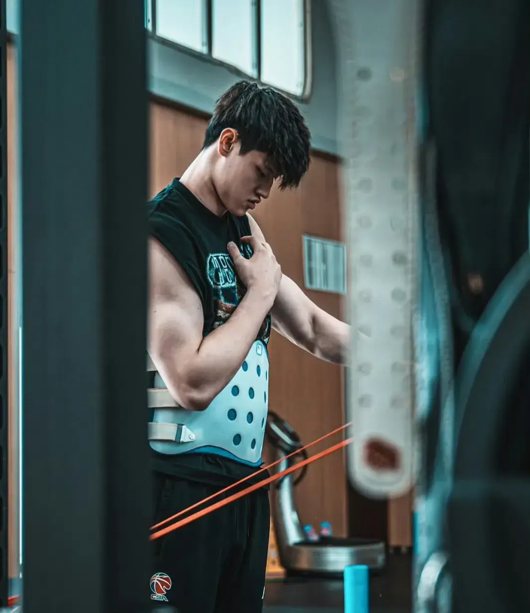中国男篮前往杭州准备热身赛，曾凡博确定退出，周琦刚去美国治伤