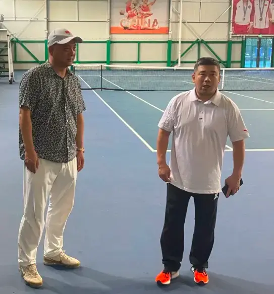 右边为郑李辉