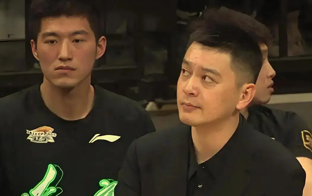 辽篮首人离队，高薪低能杨鸣不给机会，被送到联赛弱旅成双赢交易