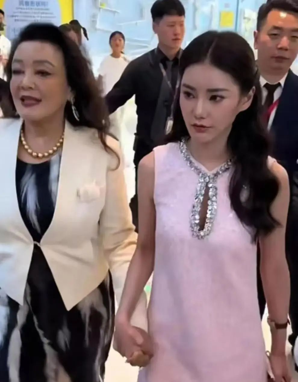 汪小菲为马筱梅庆生，张兰给儿媳挑礼物，却被质疑两副面孔