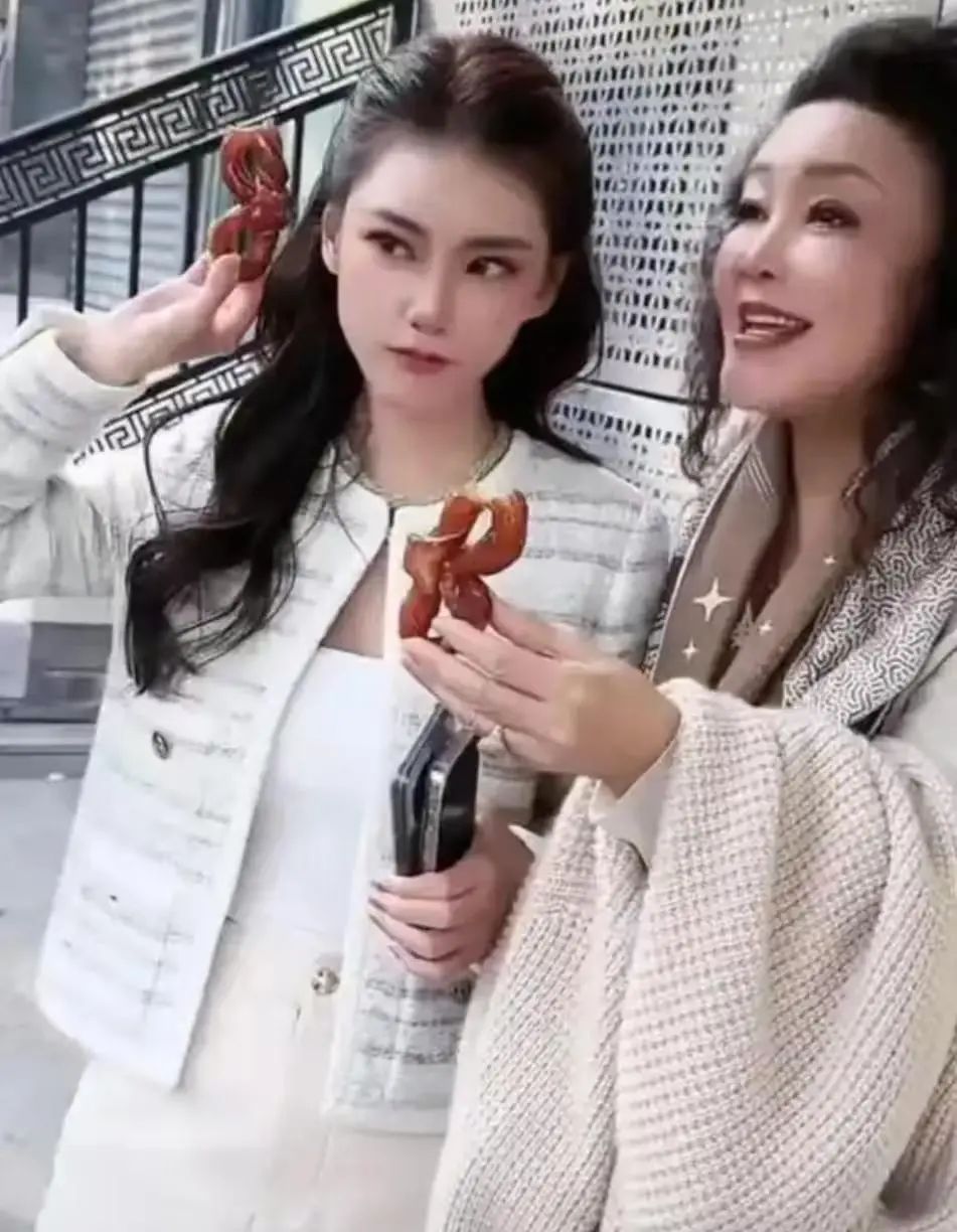 汪小菲为马筱梅庆生，张兰给儿媳挑礼物，却被质疑两副面孔