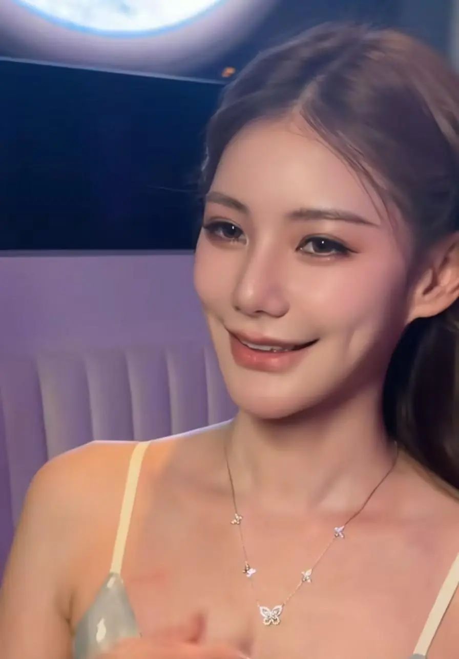 汪小菲为马筱梅庆生，张兰给儿媳挑礼物，却被质疑两副面孔