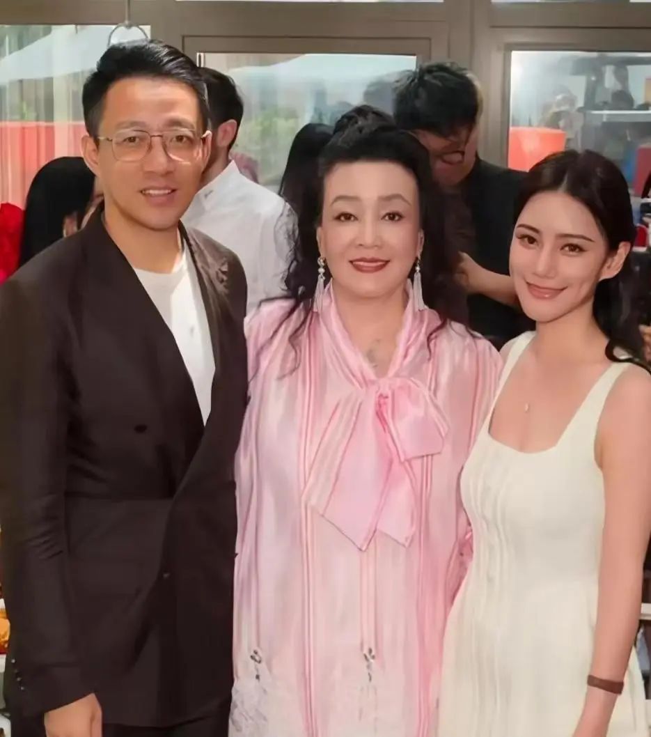 汪小菲为马筱梅庆生，张兰给儿媳挑礼物，却被质疑两副面孔