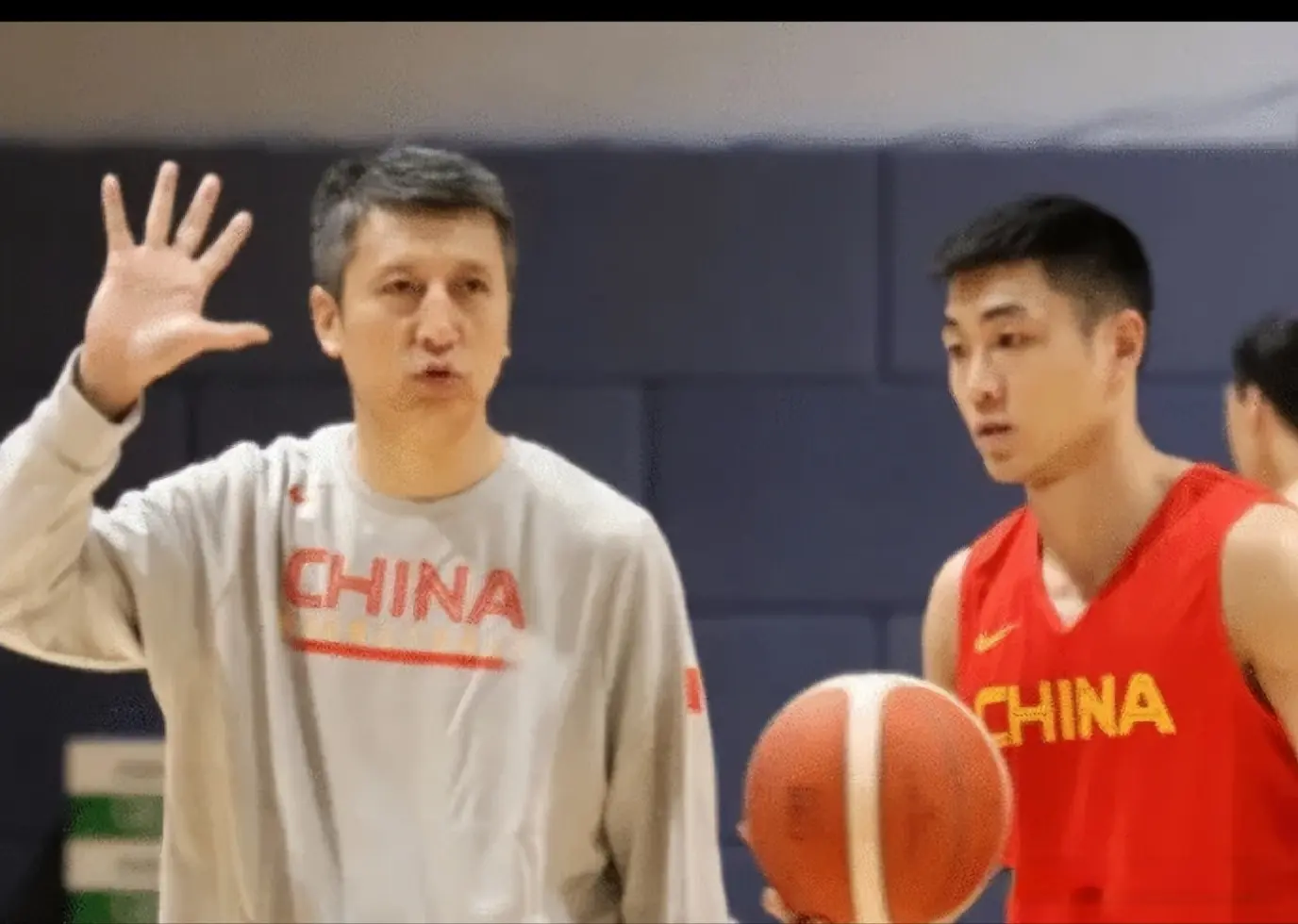 中国男篮热身赛挑战苦主，阵容不完整，郭士强能指望谁，央视直播