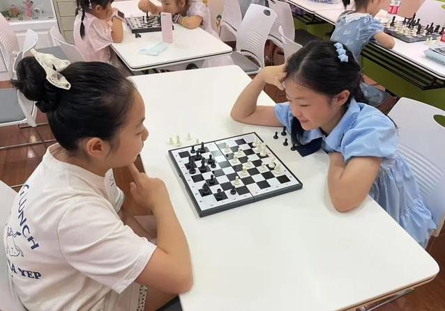60个小棋手火热开战，棋盘上逆转翻盘，暑假这样玩才过瘾