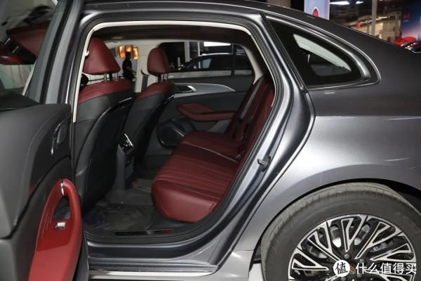 豪华B级车跌破10万，长近5米，油耗6.2L，一个月卖出13857台