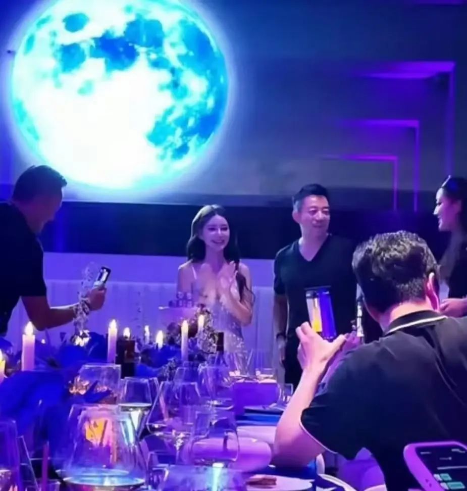 汪小菲高调为马筱梅庆生，现场画面超浪漫！蜡烛红酒，紫色鲜花配她的裙子，整个氛围梦幻到爆。  闭眼许愿、同切蛋糕，两人同框的甜蜜劲儿，看得我都酸了。小菲还送了条看着就贵到飞起的项链，真是变身"宠妻狂魔"啊！  玥箖姐弟虽然没去餐厅，但提前